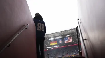 Ein Fan steht auf einem Treppenaufgang beim NFL Munich Game 2024 in der Allianz Arena