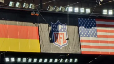 Die deutsche und die amerikanische Flagge in der Allianz Arena