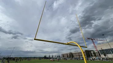 American Football Torstangen auf einem Kunstrasenplatz in München Riem