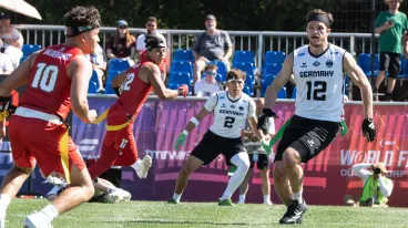 Moritz Apfel mit der Nummer 12, auf dem Spielfeld während der Flag Football WM 2026