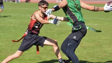 Zwei Flag Football Spieler im Zweikampf auf dem Spielfeld