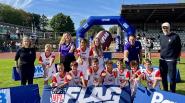Die Schülerinnen und Schüler des Erasmus-Grasser-Gymnasiums München bejubeln ihren Titelgewinn