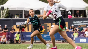 Zoe Song während einem Flag Football Spiel auf dem Rasen