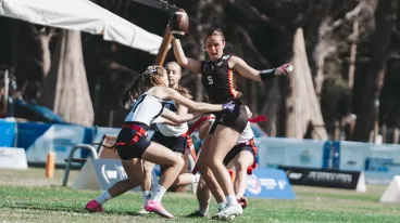 Flag Football Spielerinnen kämpfen um den Ball auf dem Feld