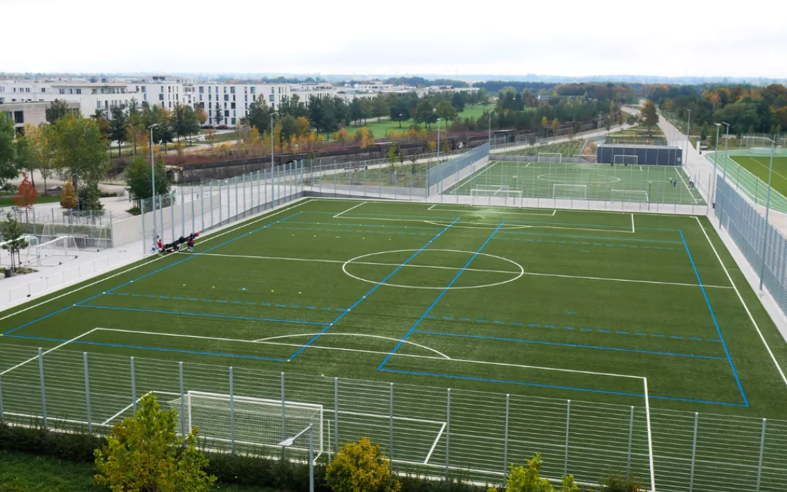 Kunstrasenplatz am Sportcampus Riem mit zwei Flag Football Feldern