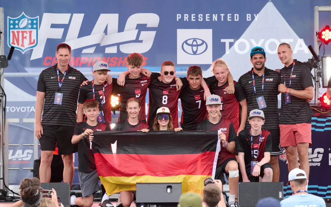 Die Schülerinnen und Schüler des Müncher Erasmus-Grasser-Gymnasiums posieren gemeinsam bei einem Flag Football Turnier in den USA