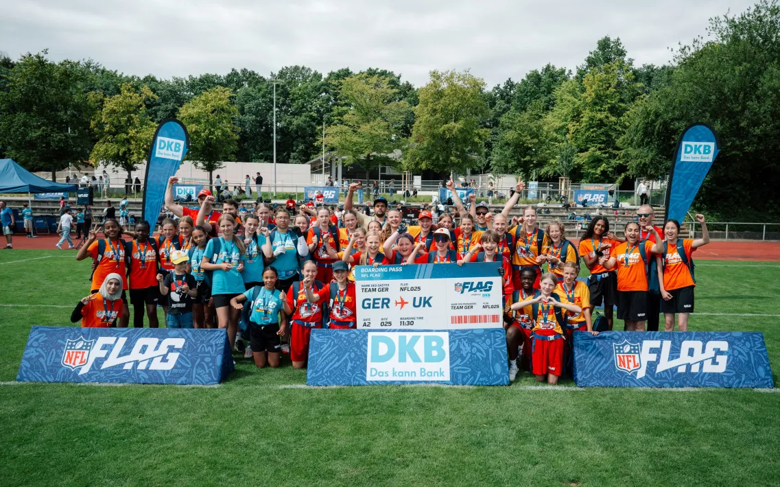 Schülerinnen und Schüler des Münchner Erasmus-Grasser-Gymnasiums jubeln nach einem Flag Football Turnier in Hamburg