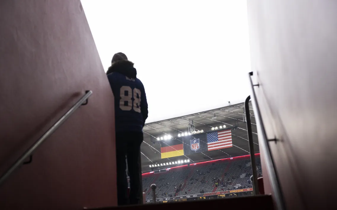 Ein Fan steht auf einem Treppenaufgang beim NFL Munich Game 2024 in der Allianz Arena