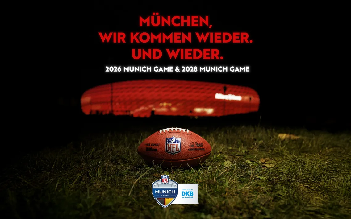 Die Allianz Arena in Rot von außen