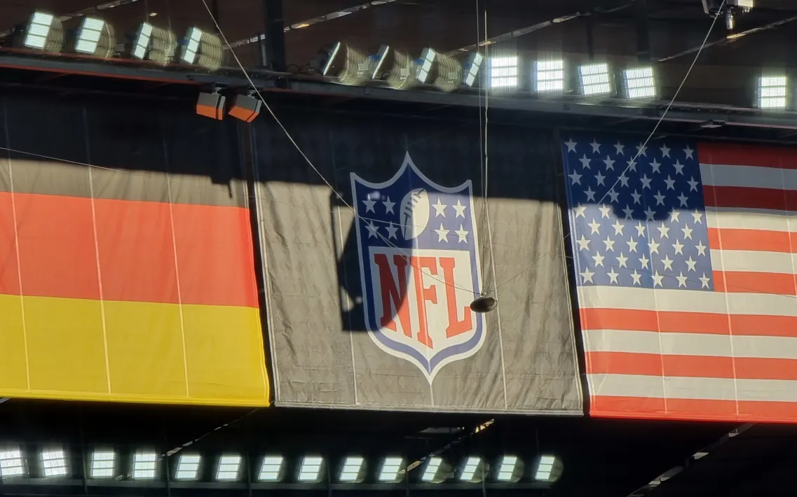 Die deutsche und die amerikanische Flagge in der Allianz Arena