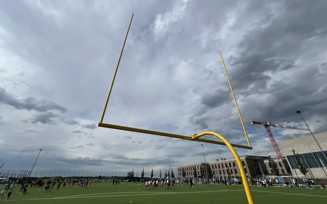 American Football Torstangen auf einem Kunstrasenplatz in München Riem