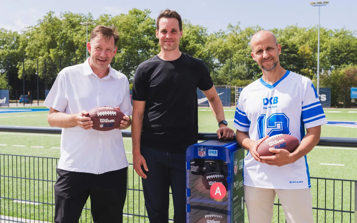 Drei Männer stehen vor einem Schrank mit Ausrüstung zum Flag Football spielen