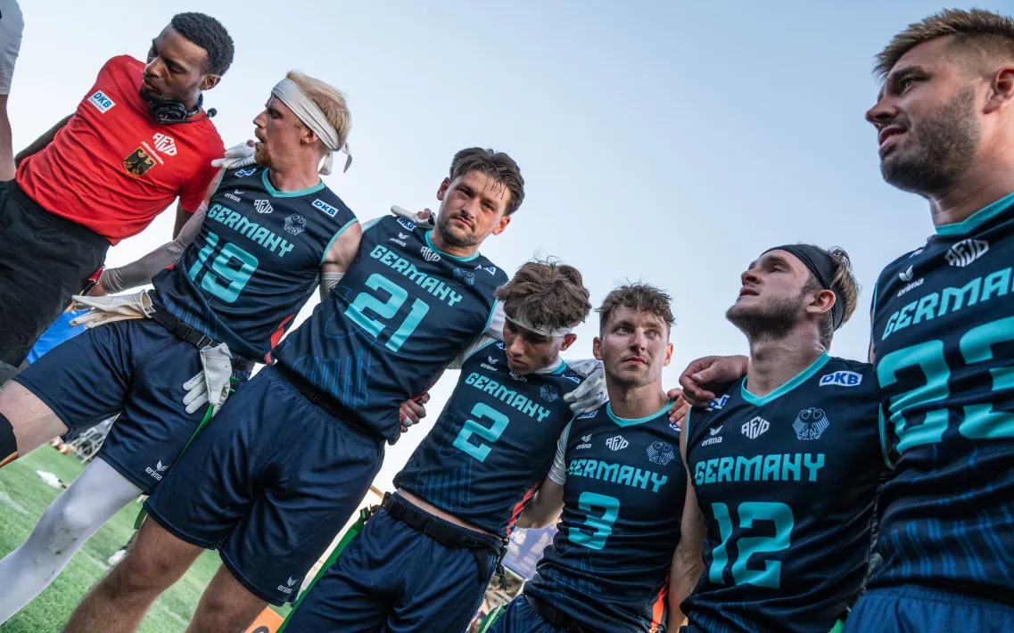 Die Spieler der deutschen Flag Nationalmannschaft im Huddle vor einem Spiel bei der WM