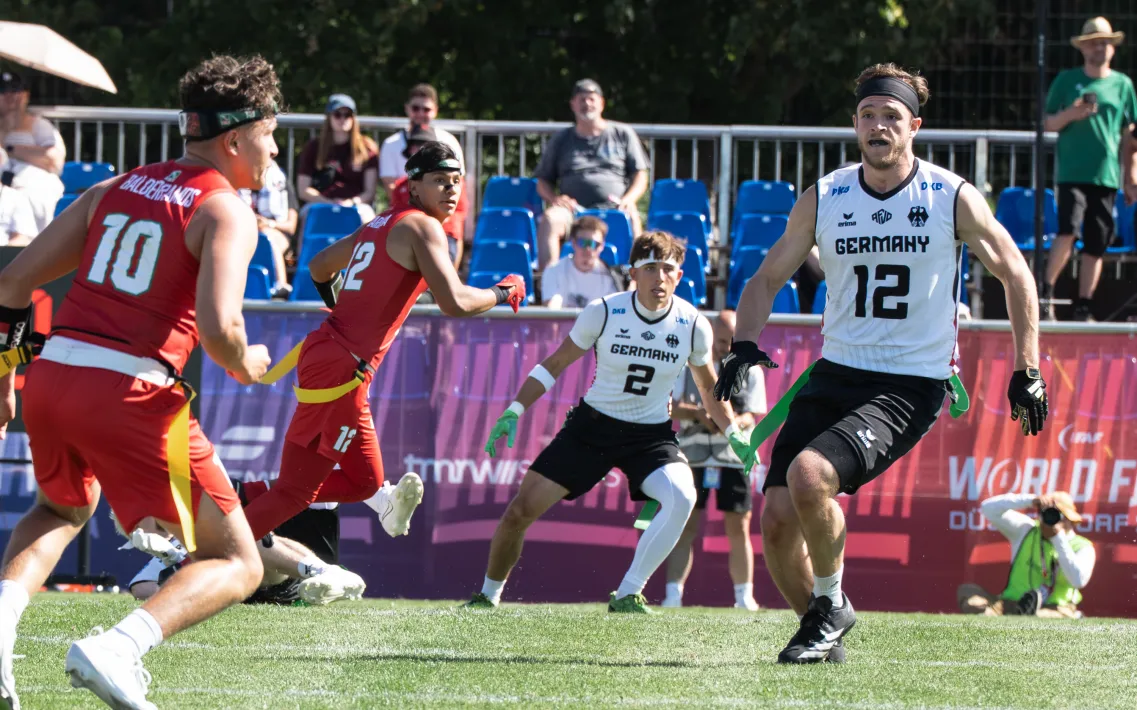 Moritz Apfel mit der Nummer 12, auf dem Spielfeld während der Flag Football WM 2026
