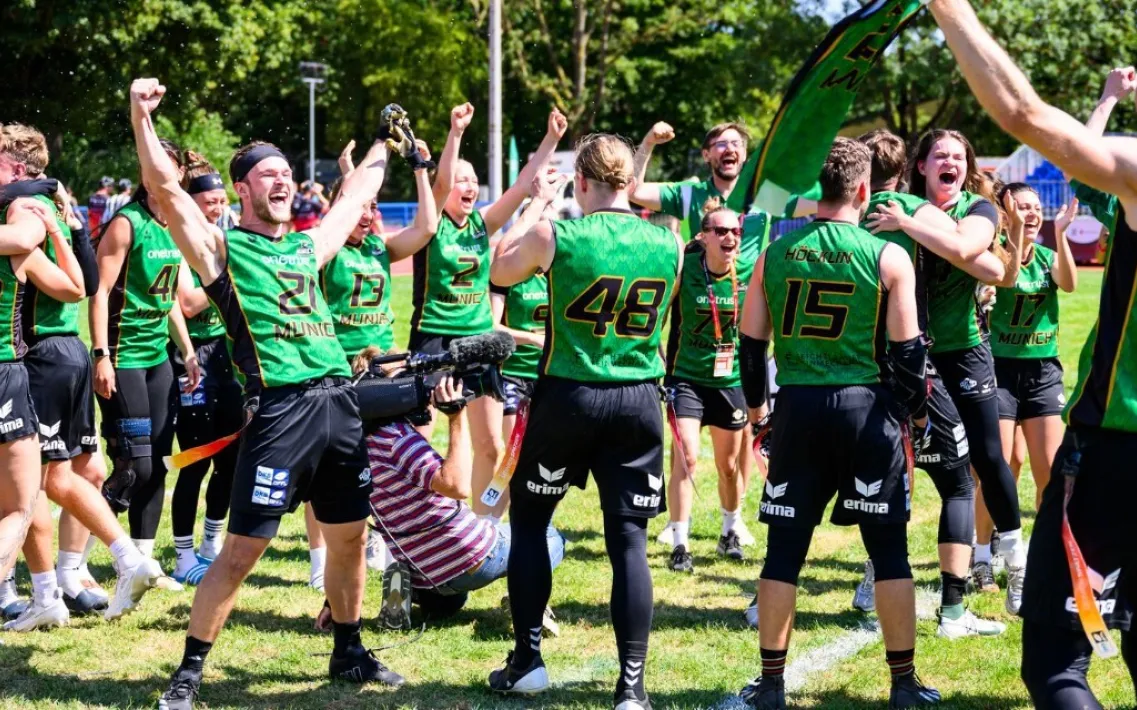 Die Munich Spatzen bejubeln ihren Meistertitel im Flag Football