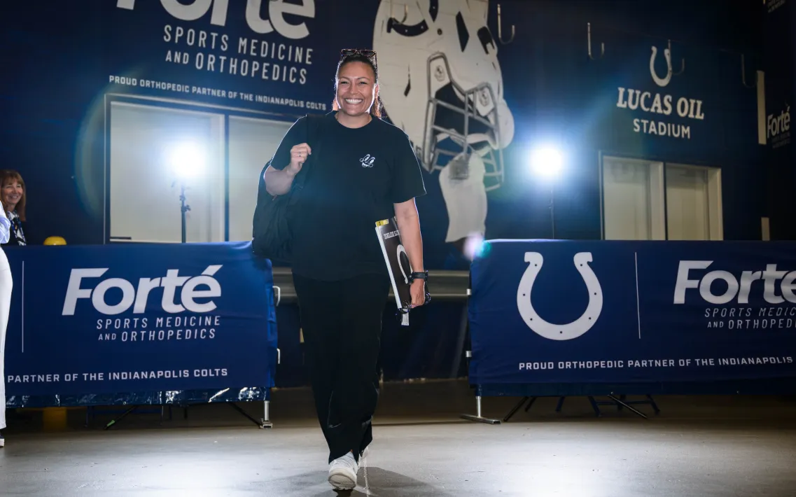 Nadine Nurasyid kommt im Lucas Oil Stadium zu einem Spiel der Indianapolis Colts an