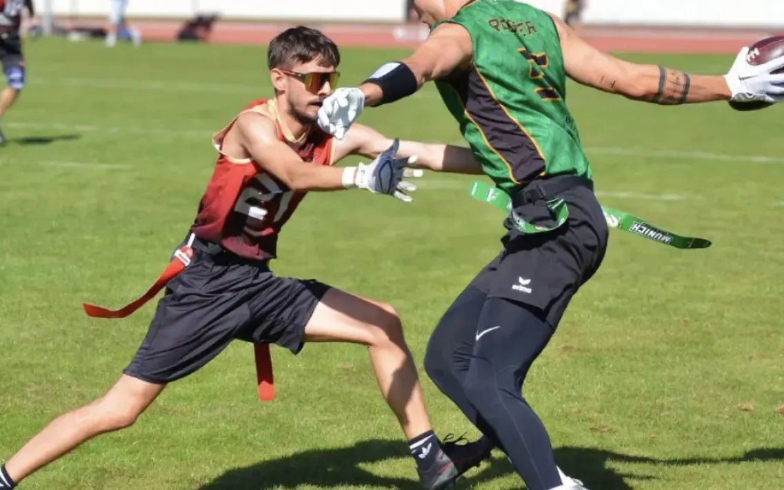 Zwei Flag Football Spieler im Zweikampf auf dem Spielfeld