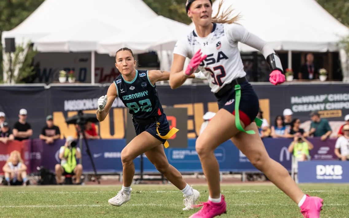 Zoe Song während einem Flag Football Spiel auf dem Rasen