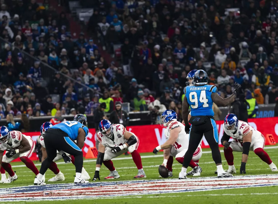 Die Spieler der Carolina Panthers und der New York Giants stehen sich auf dem Rasen in der Allianz Arena gegenüber