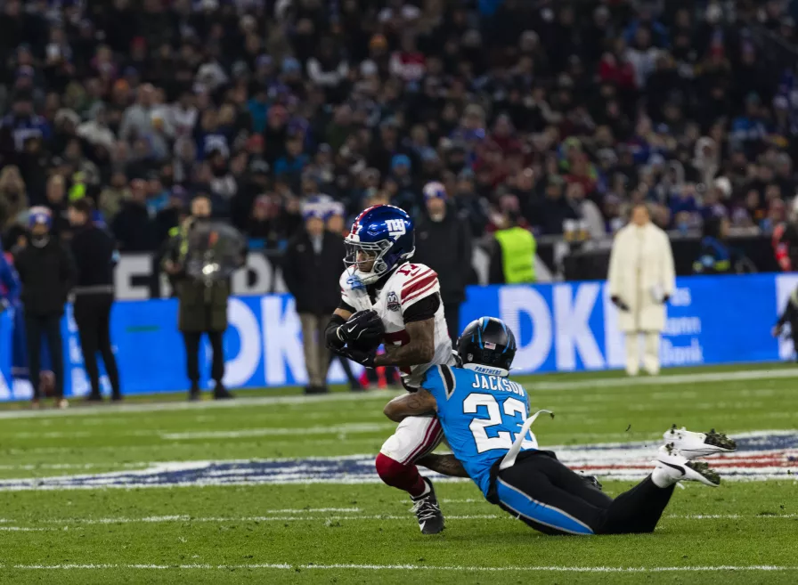 Wan'Dale Robinson von den New York Giants läuft mit dem Ball in der Allianz Arena