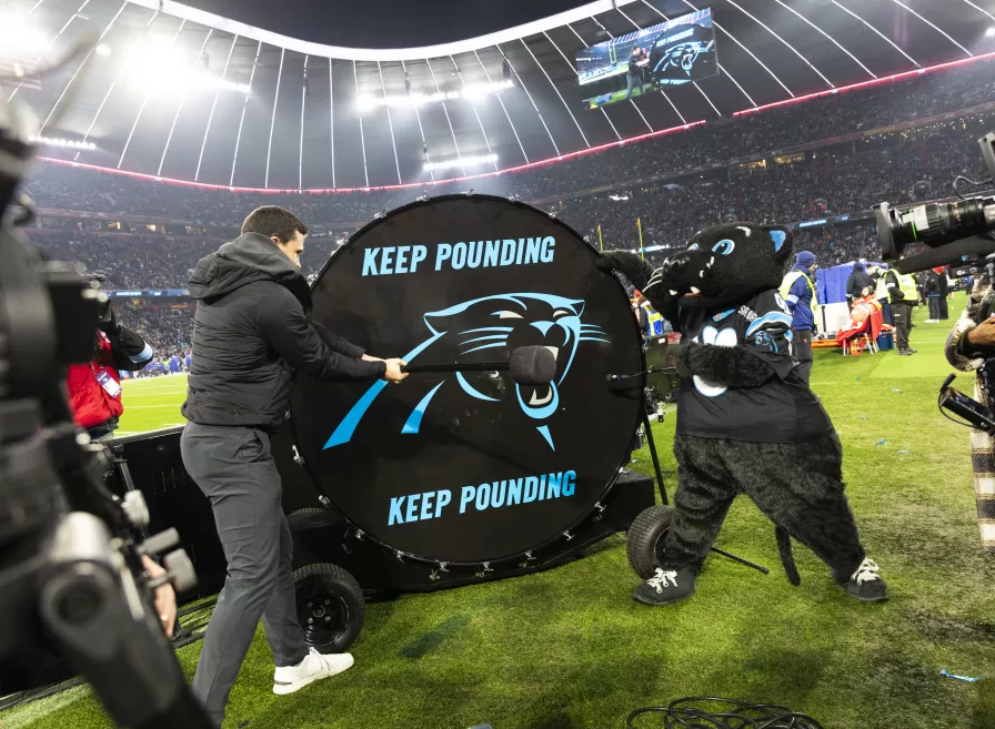 Das Panthers Maskottchen "Sir Purr" mit einer Trommel in der Allianz Arena