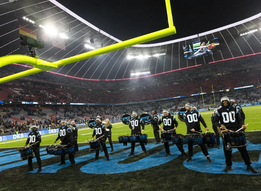 Trommler der Carolina Panthers stehen auf dem Rasen in der Allianz Arena
