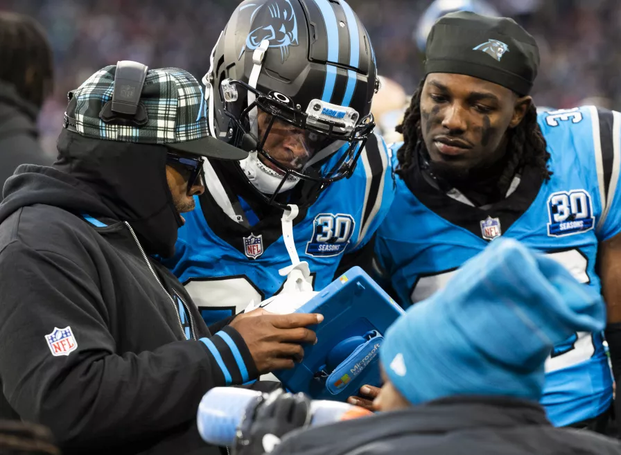 Die Spieler und Coaches der Carolina Panthers besprechen sich beim NFL Munich Game 2024