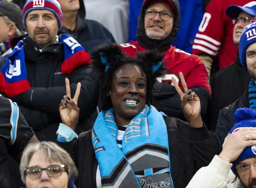 Ein weiblicher Fan der Carolina Panthers in der Allianz Arena beim NFL Munich Game 2024