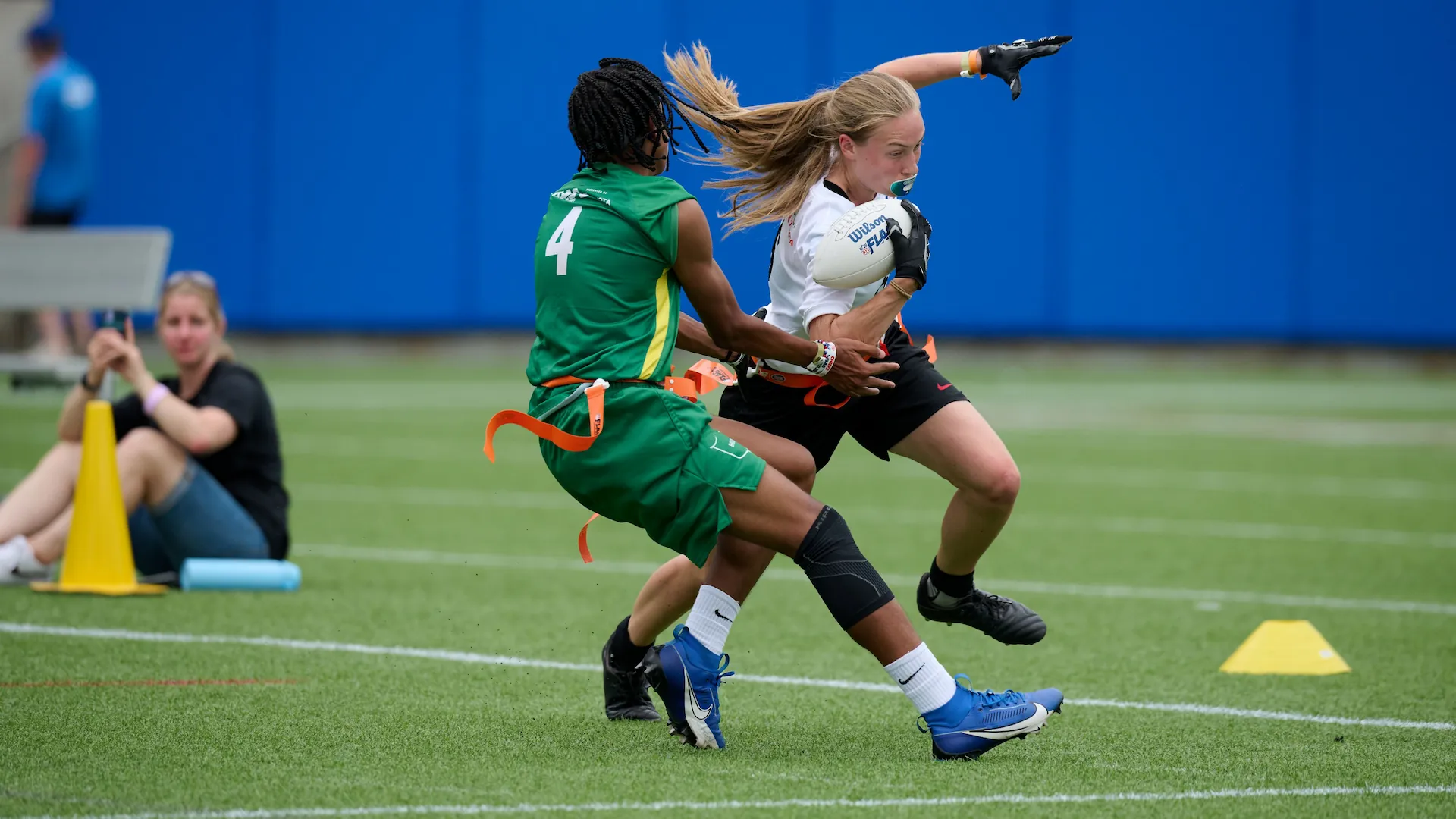Zwei Frauen spielen Flag Football